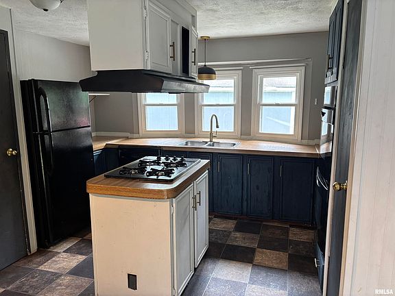 3rd image of 50 Iroquois Dr