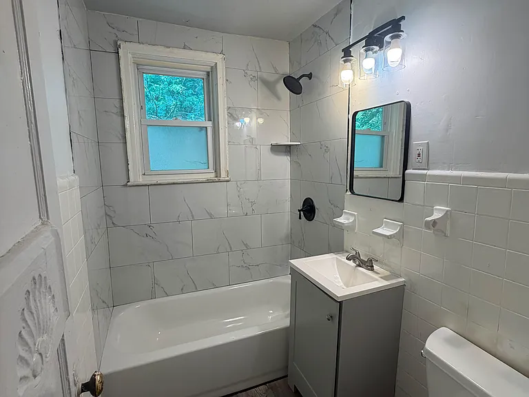3121 W 2nd St #1 — Photo 2