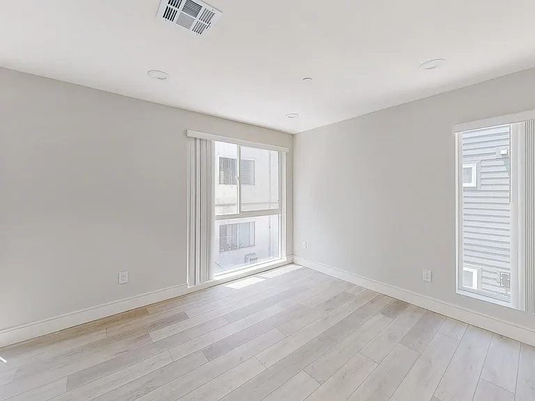 953 1/2 N Mariposa Ave #1/2 — Photo 4