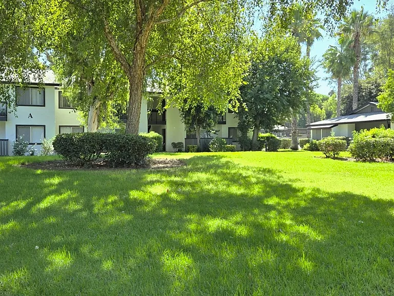 The Redlands Apartments — Photo 8