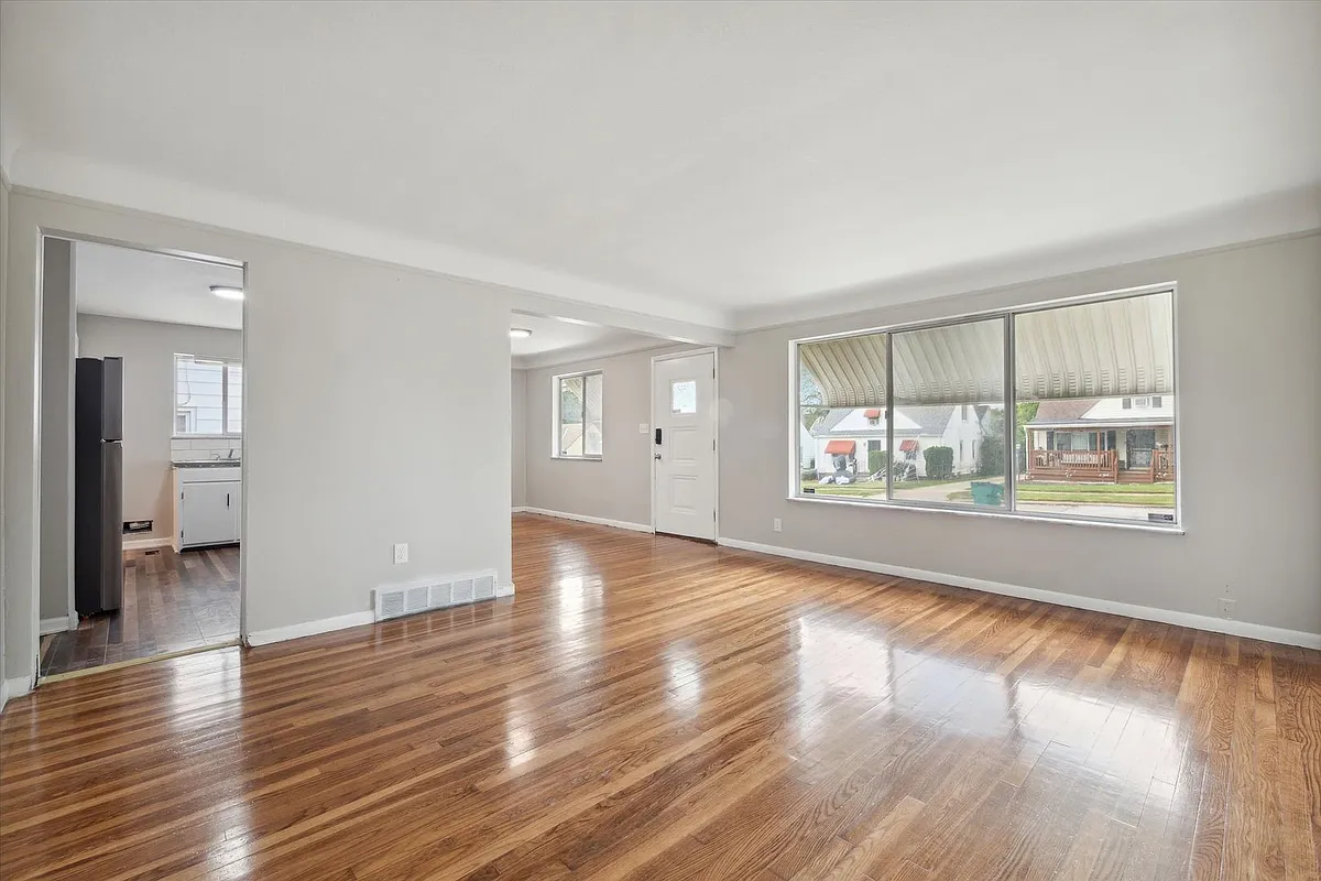 Building Photo - 5339 Elmwood Ave