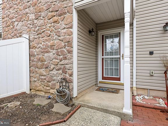 2nd image of 2105 Potters Pl