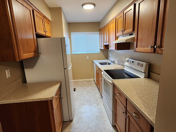 2nd image of 60 Wolfpit Ave APT 1B