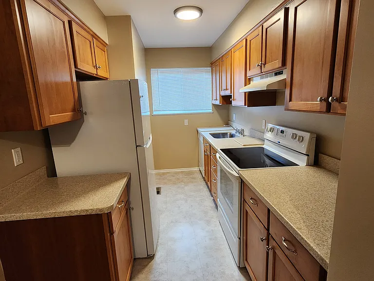 60 Wolfpit Ave #1B — Photo 2