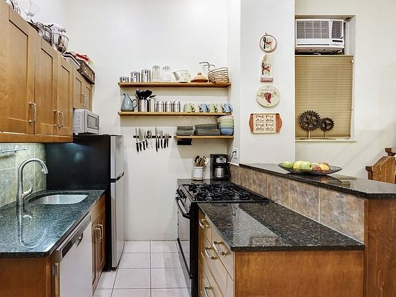 3rd image of 233 W 99th St APT 1A