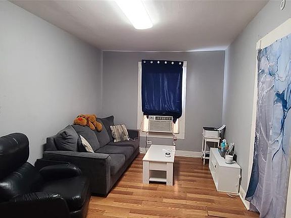 2nd image of 915 University Ave APT A