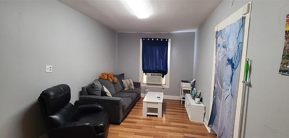1st image of 915 University Ave #B