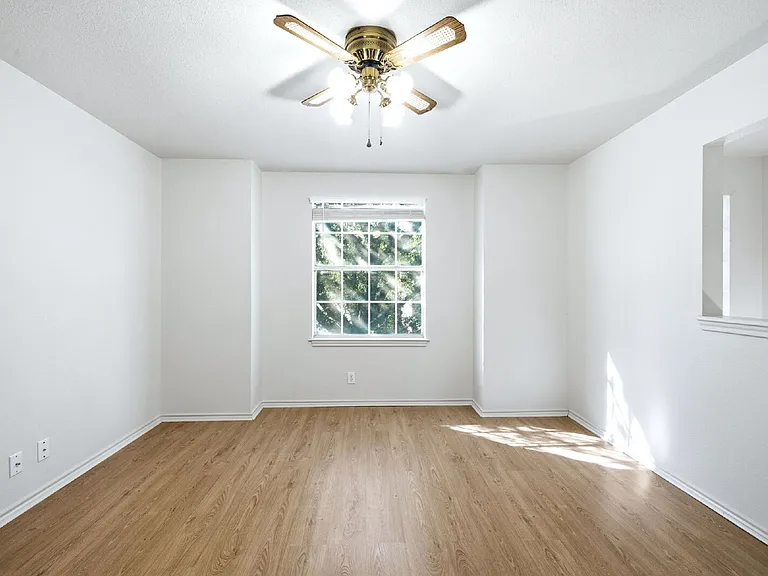 832 Dimrock — Photo 39