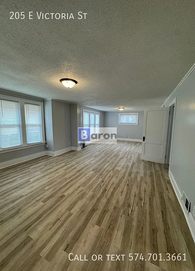 205 E Victoria — Photo 1