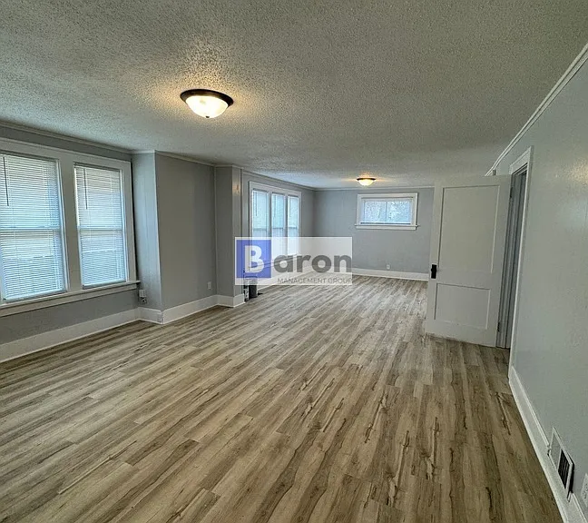 205 E Victoria St — Photo 1
