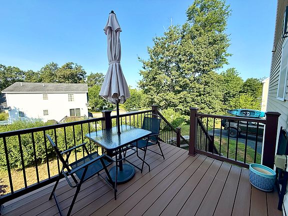 5th image of 64 Hawthorne Cir