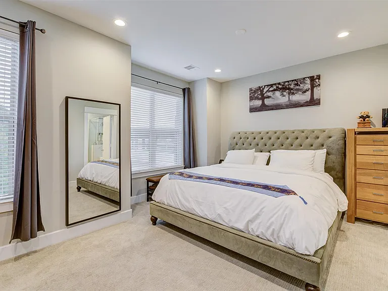 710 Clark St — Photo 30