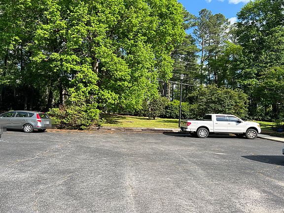 4th image of 500 Woodland Dr APT 28