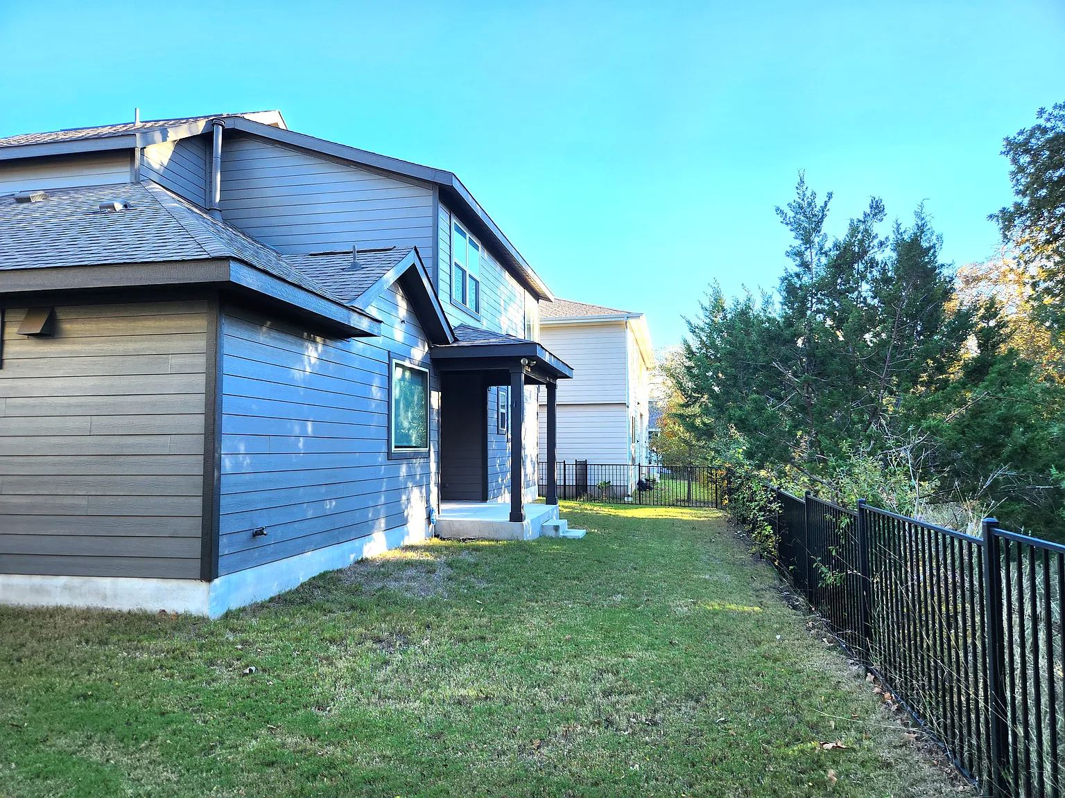 4 bed, 2.5 bath, 1976 sqft, $2,600 — Photo 3