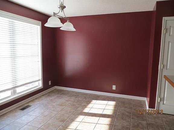 5th image of 842 Woodstock Ct