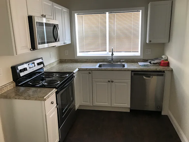 502 E Broadway St — Photo 14