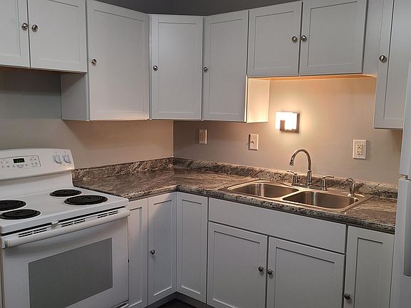 2nd image of 3300 Chaucer Dr