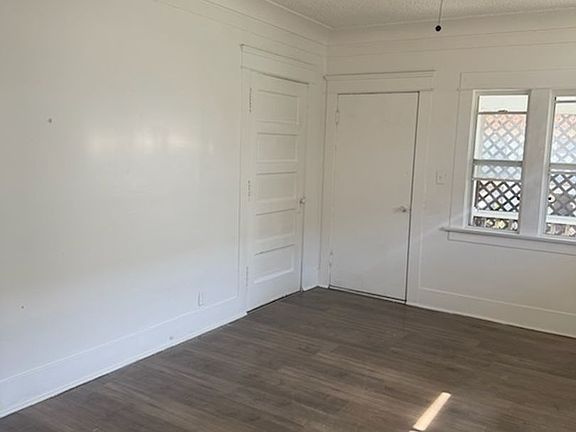 5th image of 833 W 42nd Pl