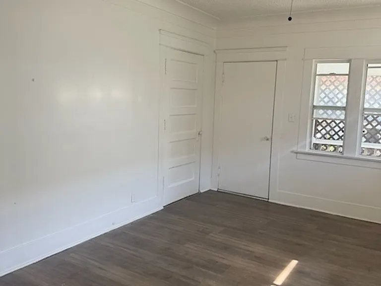833 W 42nd Pl — Photo 5