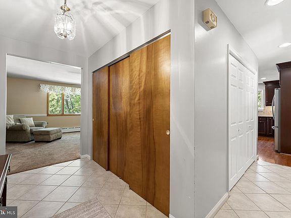 4th image of 262 Lantern Ln