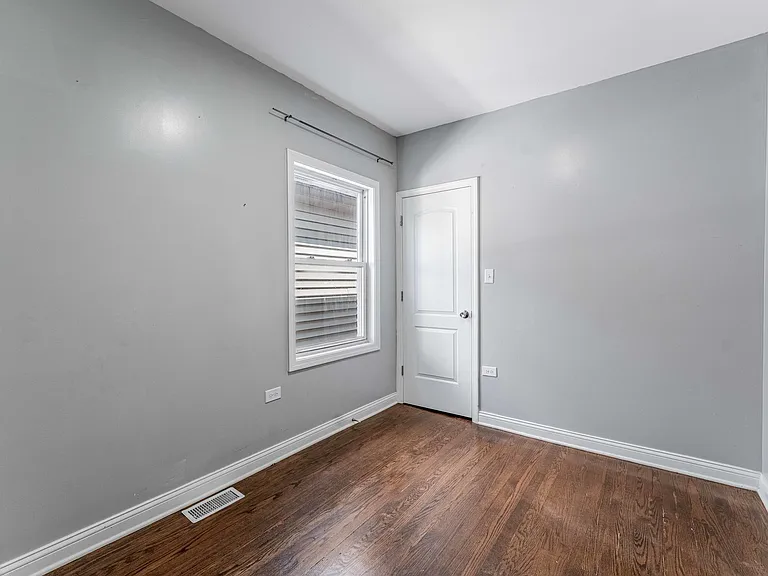 7008 S Oakley Ave — Photo 16