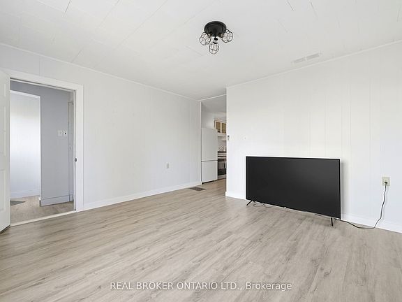 5th image of 2039 Victoria St