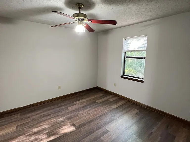 212 Laurie Dr — Photo 9