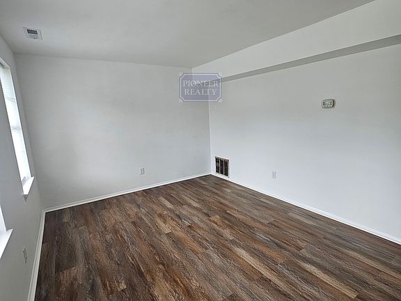 3rd image of 427 Roxana Rd