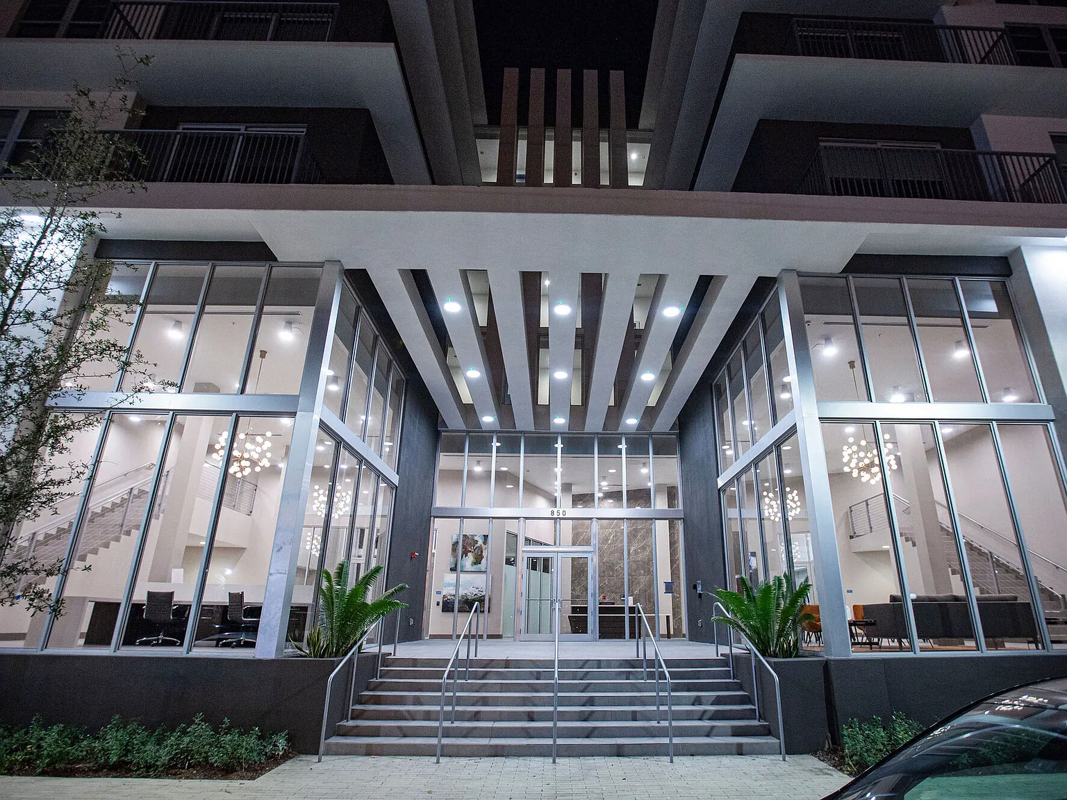 850 Living — Photo 3