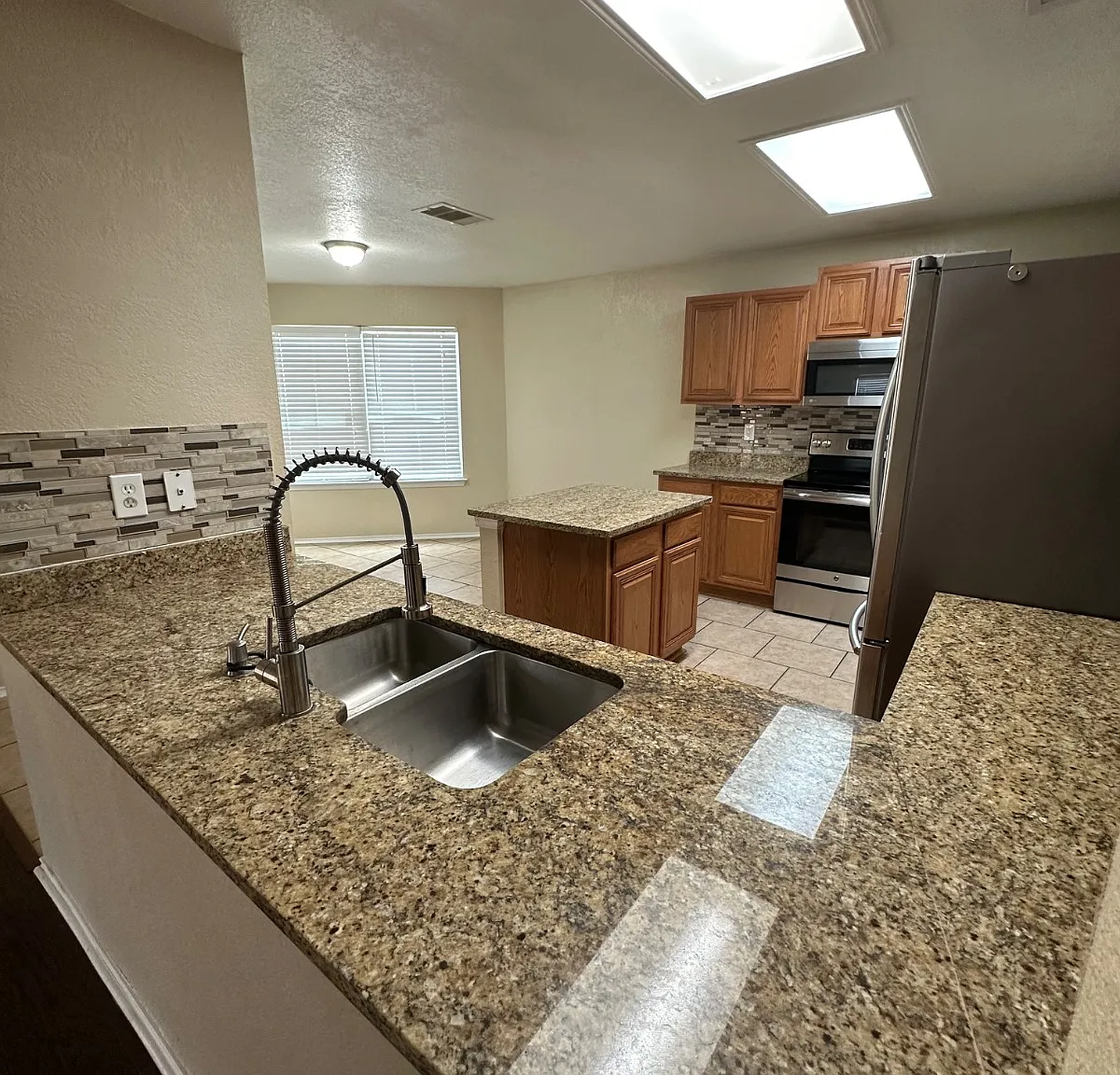 3 bed, 2.5 bath, 2195 sqft, $2,350 — Photo 2