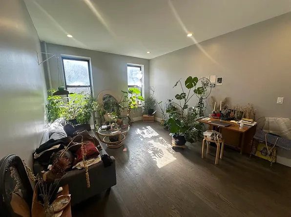 802 Park Place image 1 of 7