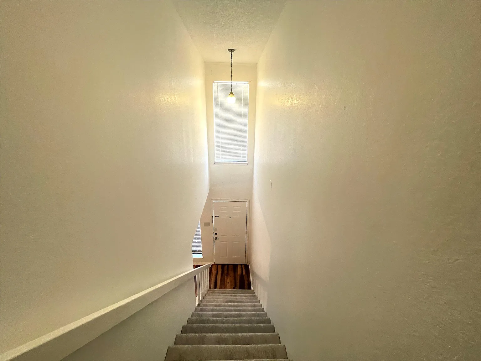 2 bed, 1.5 bath, 1025 sqft, $1,400 — Photo 2