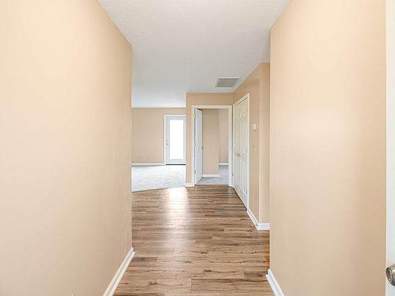 5th image of 122 Sunset Dr
