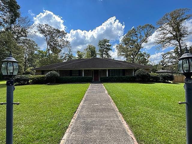 Beautiful front walkway!