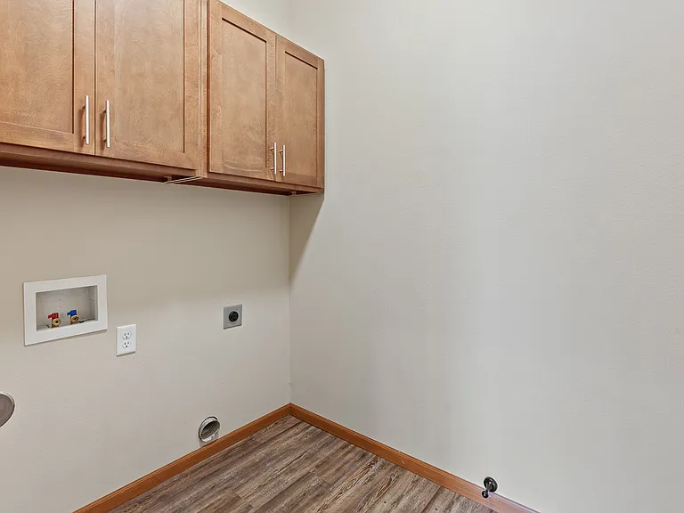8351NFarmdaleSt-23 - Laundry