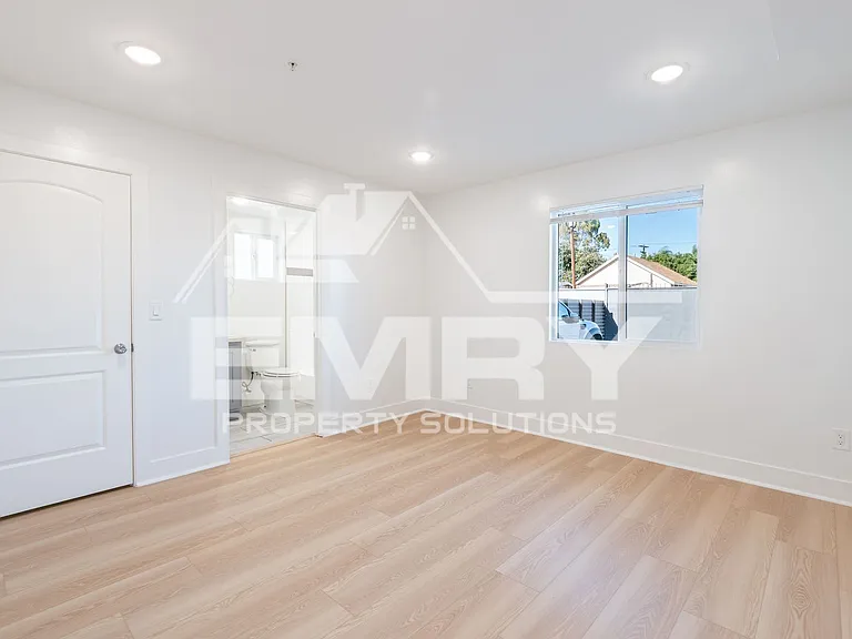 814 N Wilmington Blvd — Photo 12