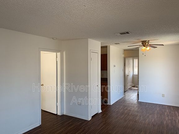 3rd image of 8908 Meadow Trace St