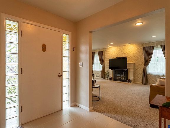 5th image of 925 6th Ave SW