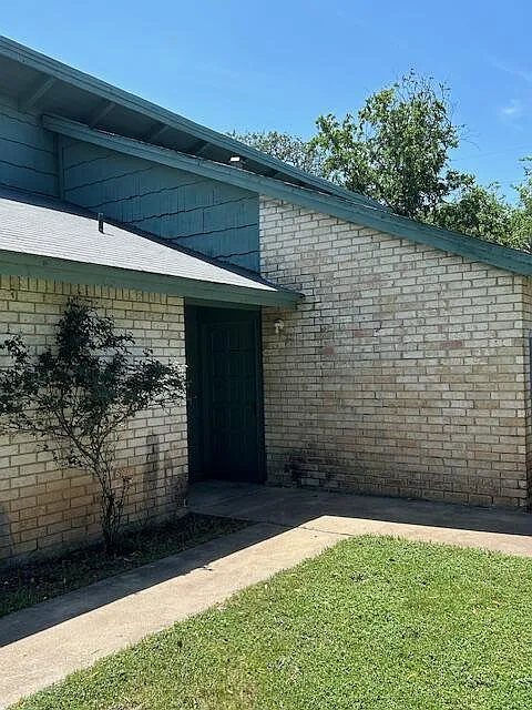 2 bed, 1.0 bath, 950 sqft, $1,295 — Photo 2