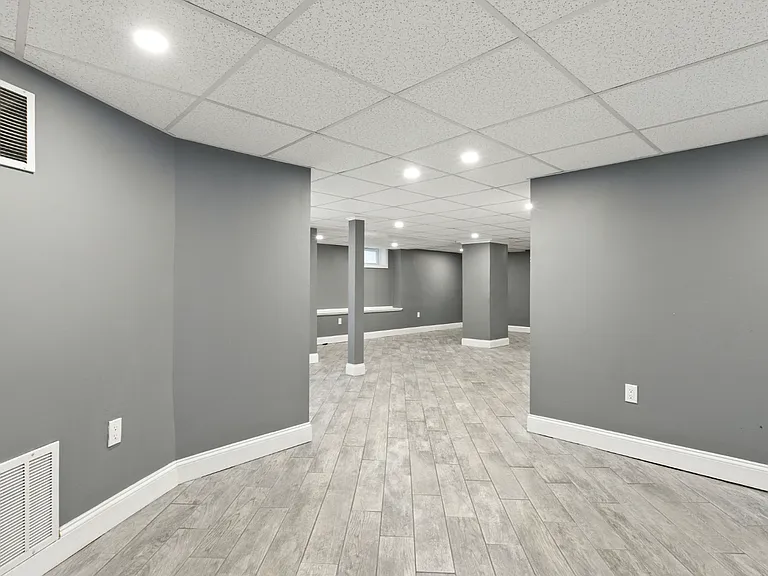 547 Broadway — Photo 36