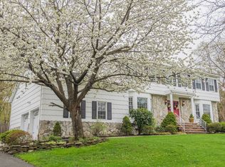 8 Robin Hood Way, Wayne, NJ 07470