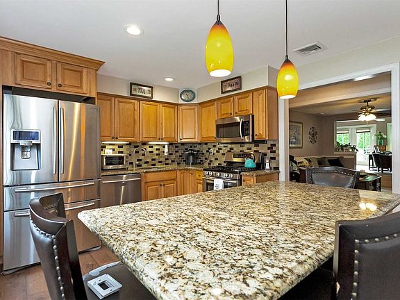 4th image of 26 Southridge Dr