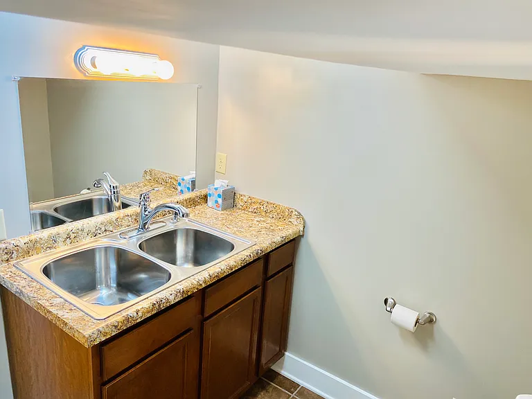 42 Isabel St W — Photo 51