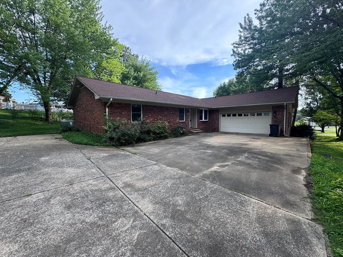 House 3 bedroom 2 bath in Lone Oak — Photo 2