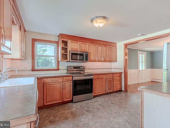 4th image of 1474 Burleigh Ave