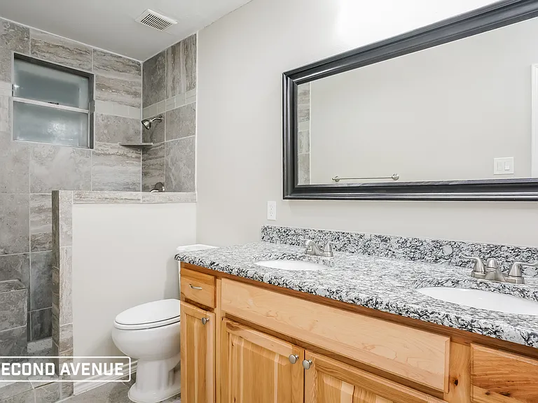 1011 Usher St — Photo 9