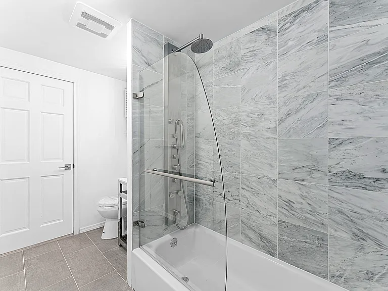 653 De Graw St #1 — Photo 5