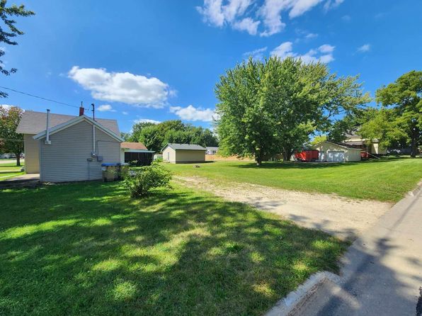 701 Jasper St, Manchester, IA 52057