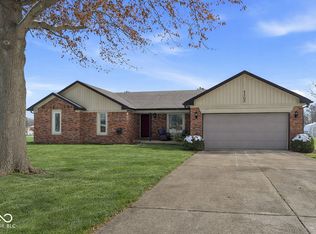 1105 Fox Trail Dr E, New Palestine, IN 46163