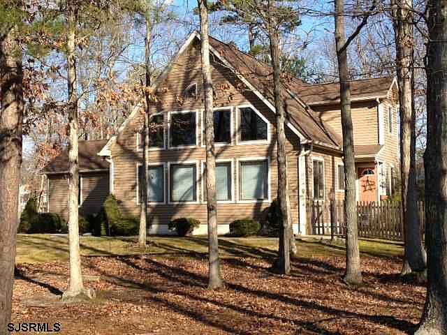 2nd image of 19 Lindsay Ln